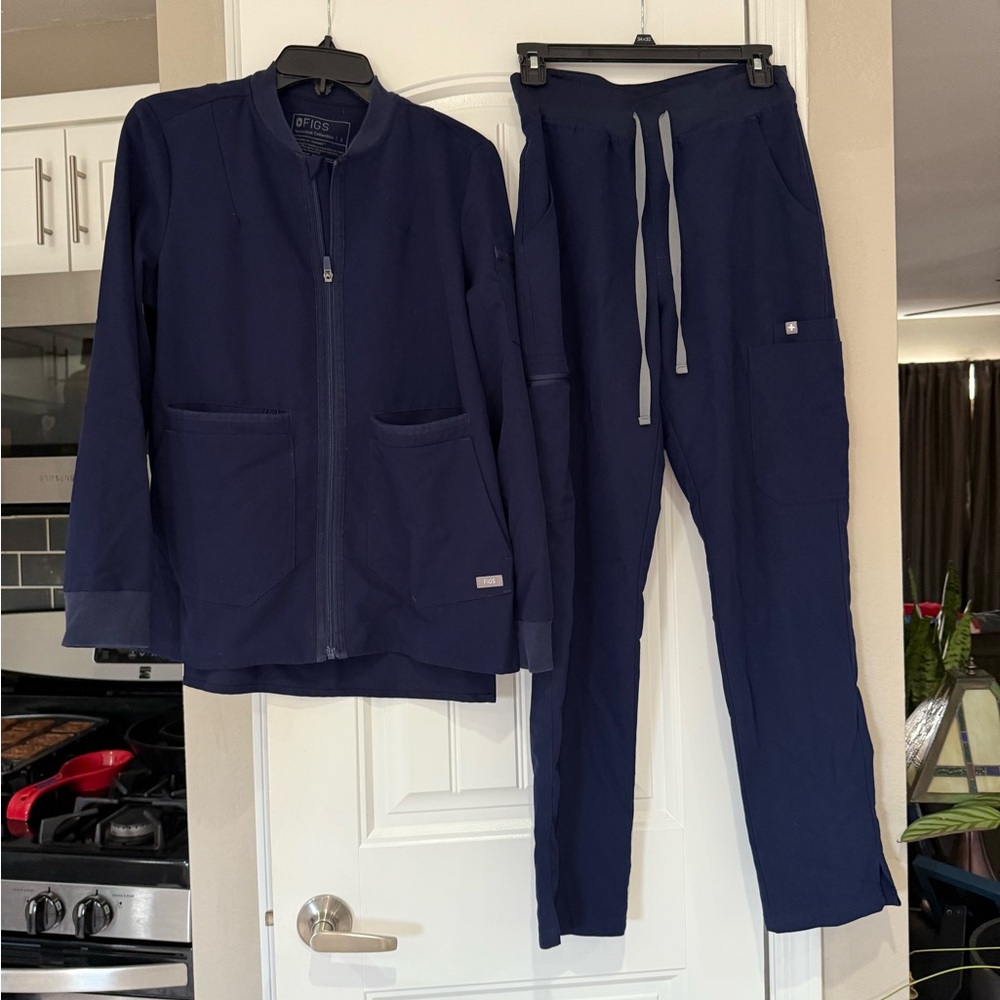 FIGS Navy scrub set